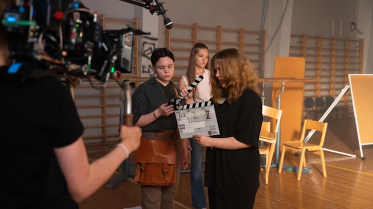 Mirella Granmo klaffar när Wallie Storkamp och Maya Raitla skådespelar i serien Inlåsta.