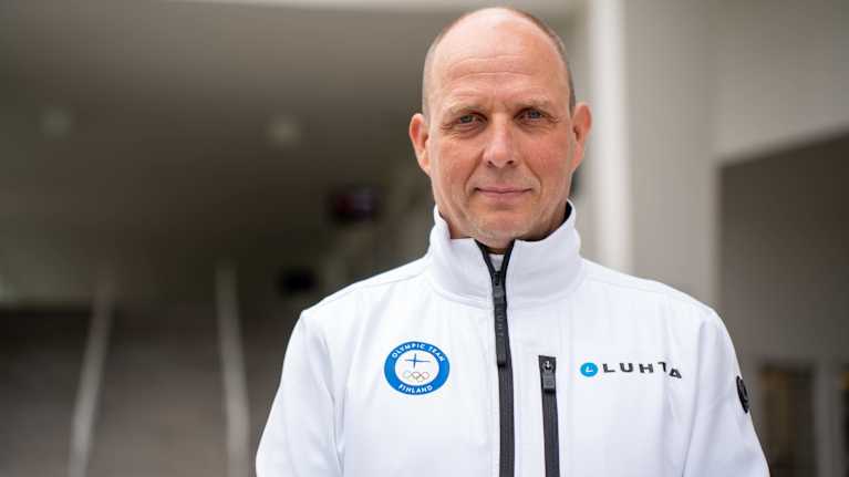 Olympiakomitean uusi huippu-urheilujohtaja Janne Hänninen Olympiastadionin tornin vieressä.