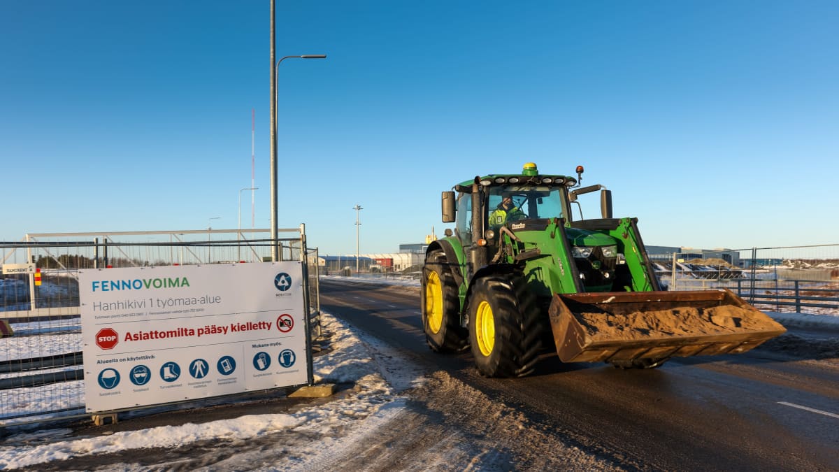 Traktori tulossa Hanhikivi 1 ydinvoimalan rakennusalueelta. Pyhäjoen Hanhikivelle rakennettava ydinvoimalaitos Hanhikivi 1 on Fennovoiman rakennushanke, jossa venäläinen Rosatom on mukana.