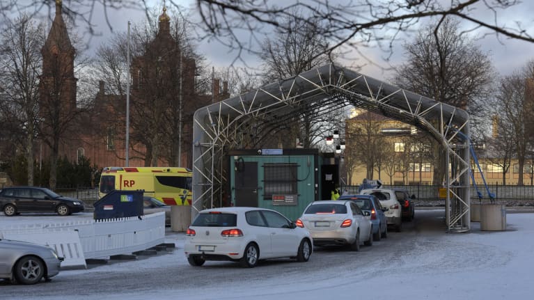 Koronatestausta Vaasan kasarmintorilla 22.11.2021.