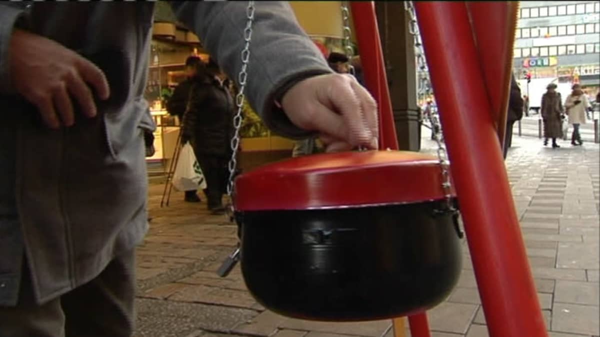 Pelastusarmeijan joulupadat ovat taas kaduilla. Kuva: Yle