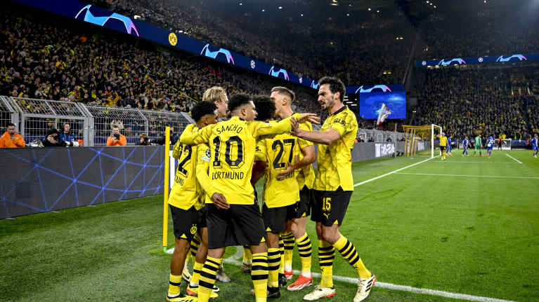 Dortmundin pelaajat tuulettavat.