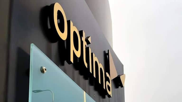 Skylt med texten "Optima".