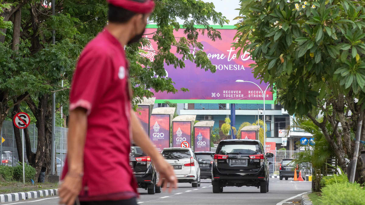 G20-julisteita Ngurah Rain lentoasemalle vievän tien varressa Balilla.