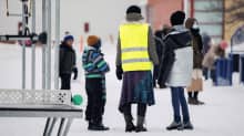 Ihmisiä välitunnilla ala-koulussa.