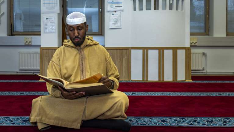 Imaami Sharmarke Said Aw-Musse Myyrmäessä sijaitsevassa moskeijassa.