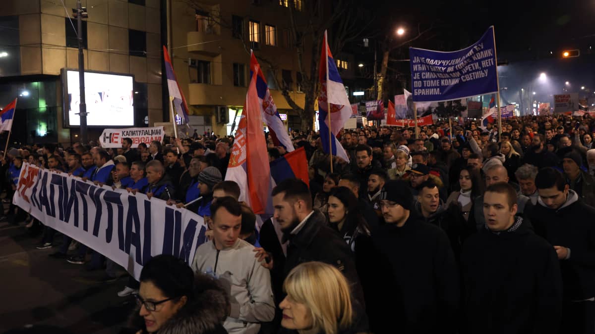Mielenosoittajien kantamissa banderolleissa oli Kosovon itsenäisyyttä vastustavien serbialaisnationalistien iskulauseita kuten "Ei antautumiselle!".