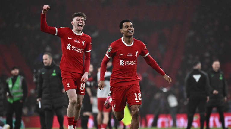 Liverpoolin Conor Bradley ja Cody Gapko juhlivat Englannin liigacupin mestaruutta.