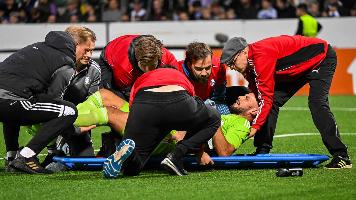 Niki Mäenpää loukkaantui HJK:n ja PAOKin Konferenssiliigan ottelussa.