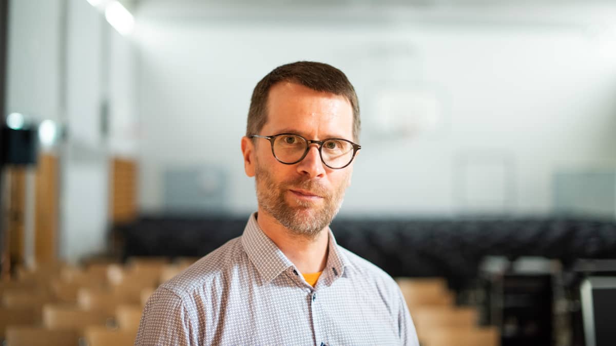Kuvassa Herttoniemen yhteiskoulun opettaja Vesa Nikkilän kasvokuva.