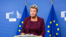 Komissaari Ylva Johansson puhujapöntössä Brysselissä.