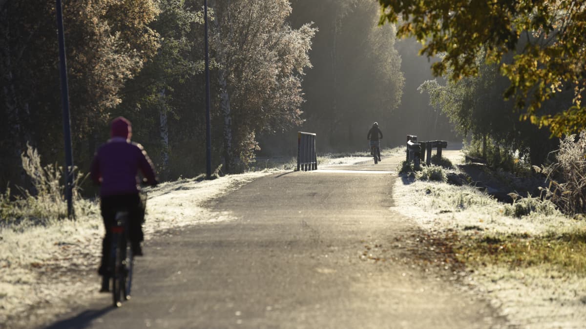 Pappersbron i förmiddags höstljus. Människor cyklar.