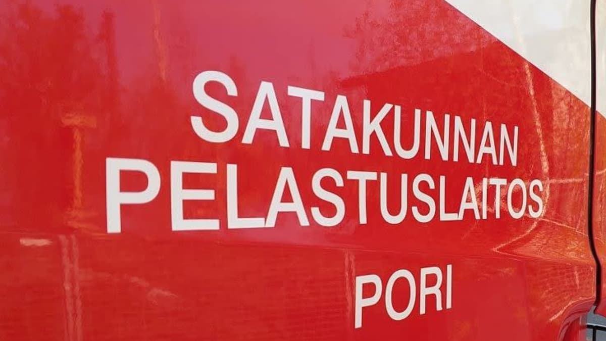 Satakunnan pelastuslaitoksen teksti paloauton kyljessä