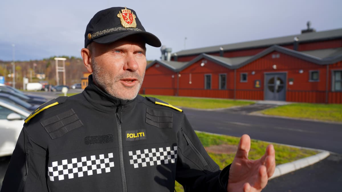 Poliisi Leif Rune Salte Storskogin raja-asemalla Norjan ja Venäjän välisellä rajalla