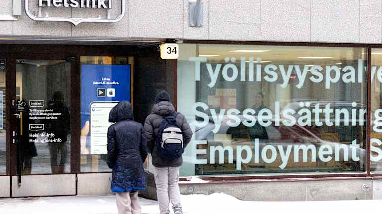 Työllisyyspalvelujen ovi talvisessa Helsingissä.