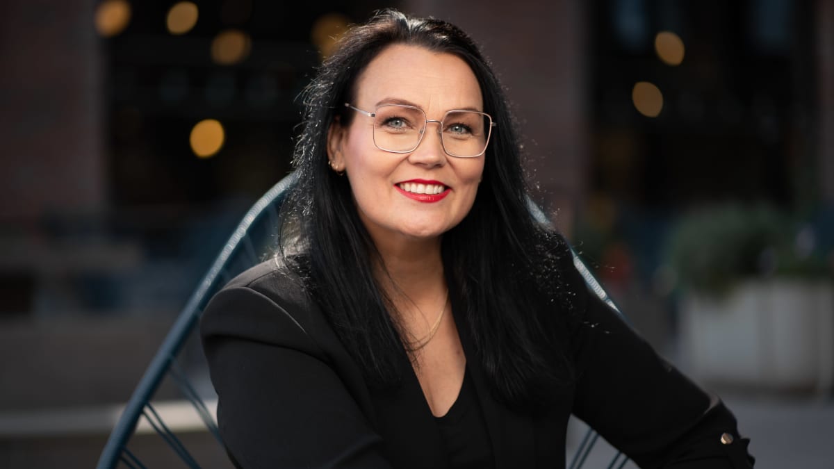 Kati Kivimäki istuu ulkona.