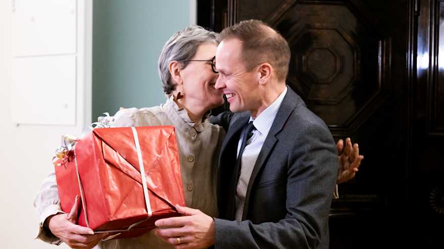 Markku Siponen ja Maaret Castren halaavat.