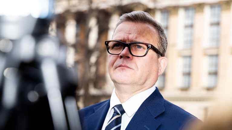 Petteri Orpo Säätytalon ulkopuolella median edessä.