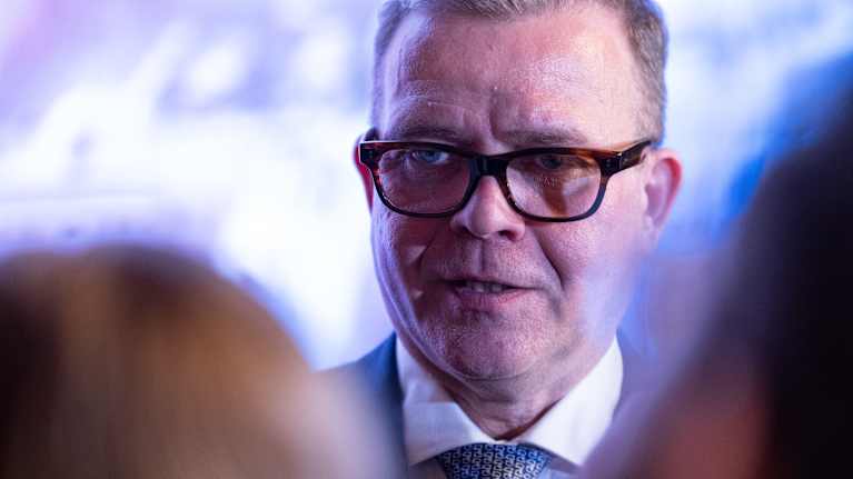 Petteri Orpo median ympäröimänä.