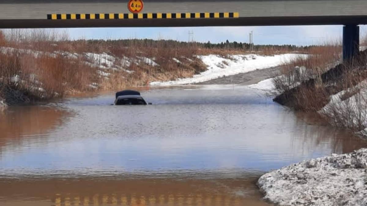 auto jäänyt sulaneen veden alle alikulkutiellä