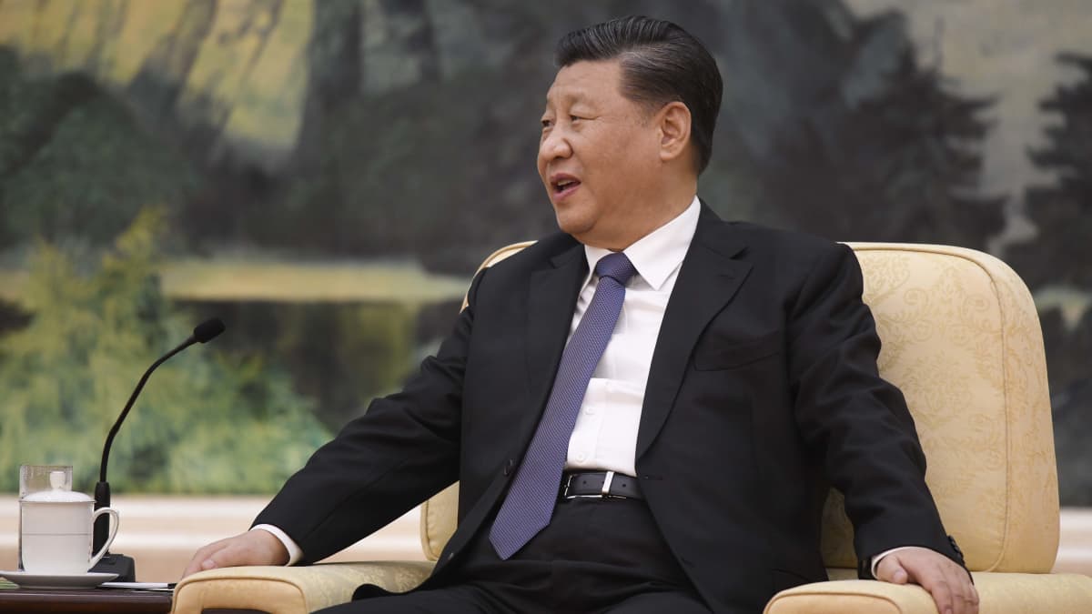 Xi Jinping istuu.