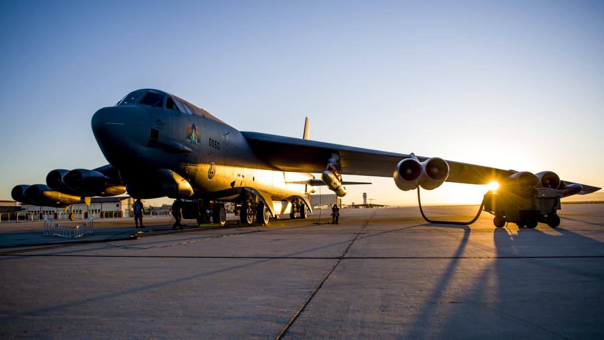 Yhdysvaltain ilmavoimien B-52 -pommikone kentällä.