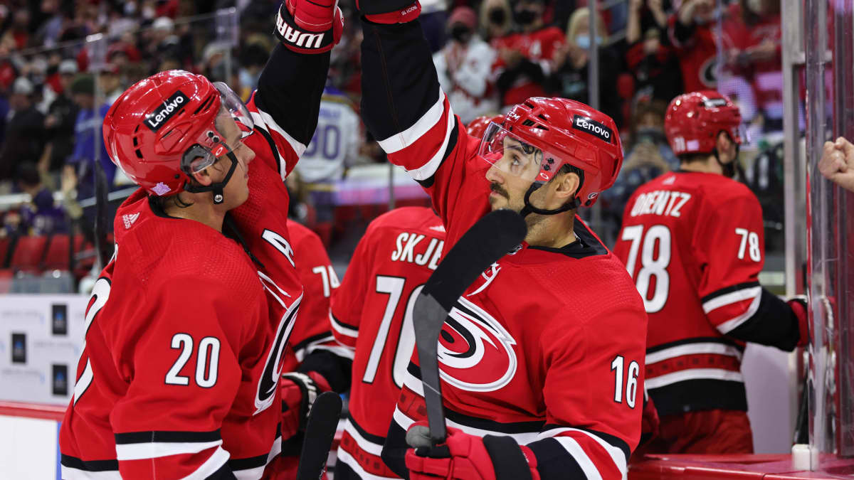 Sebastian Aho juhlii maalia. 