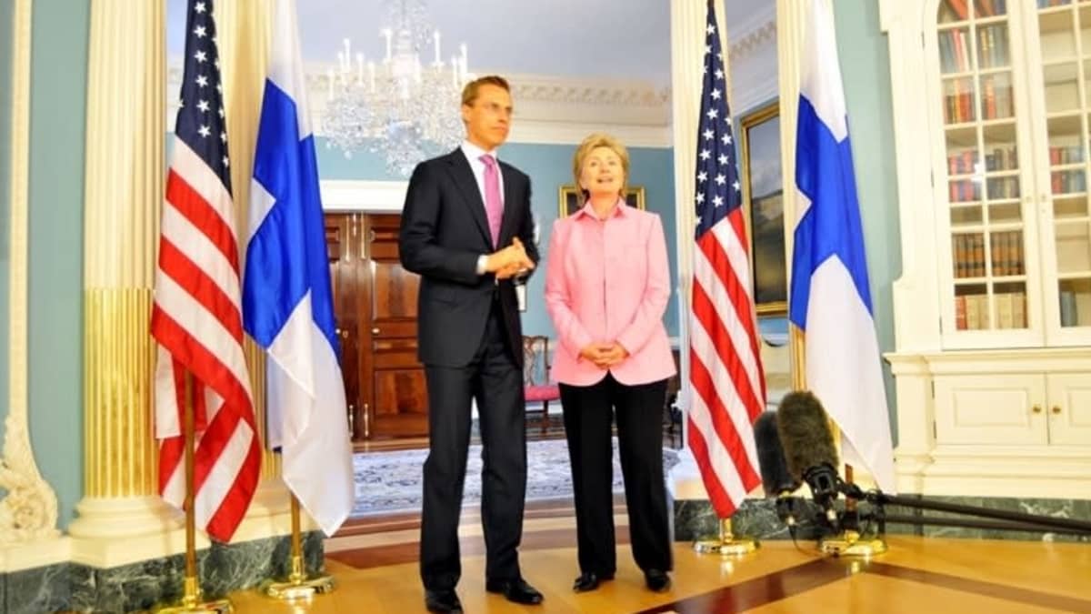 Ulkoministeri Alexander Stubb tapasi USA:n ulkoministerin Hillary Clintonin vuonna 2009 Washingtonissa. Kuva: Mika Mäkeläinen / YLE