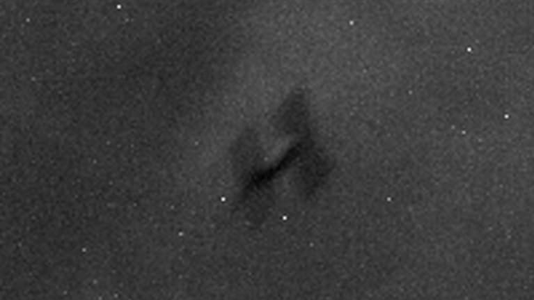 ERS-2 kuvattuna toisesta satelliitista avaruudessa. Se on hämyinen kohde mustan taustataivaan edessä.
