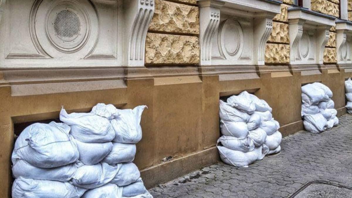 Hiekkasäkit suojaa vanhaa rakennusta Lvivissä