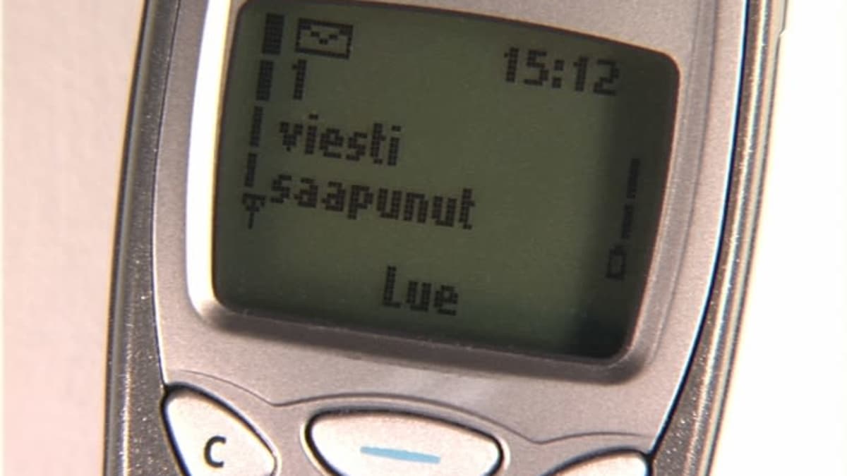 Nokia 3210 puhelin.