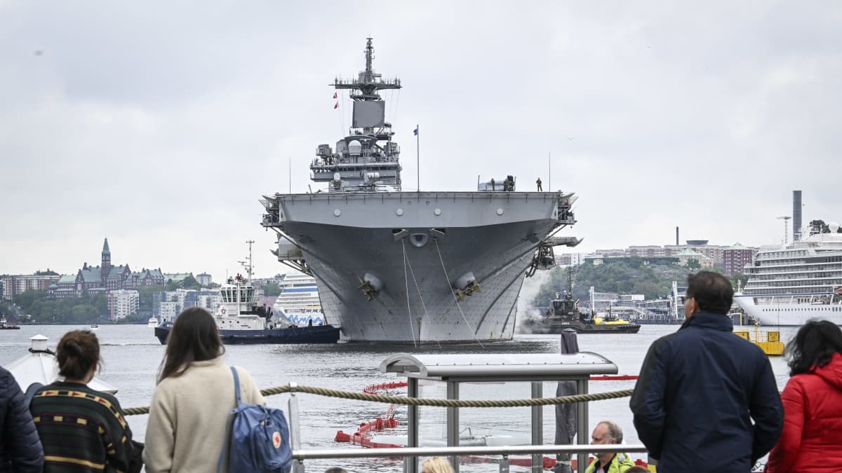 USS Kearsarge sota-alus Tukholman edustalla.