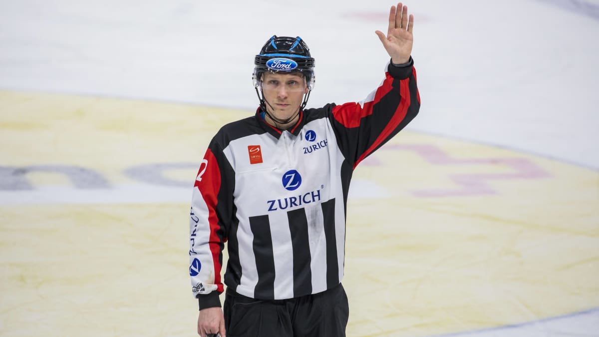 Jääkiekkoerotuomari Anssi Salonen nostaa kätensä ylös.