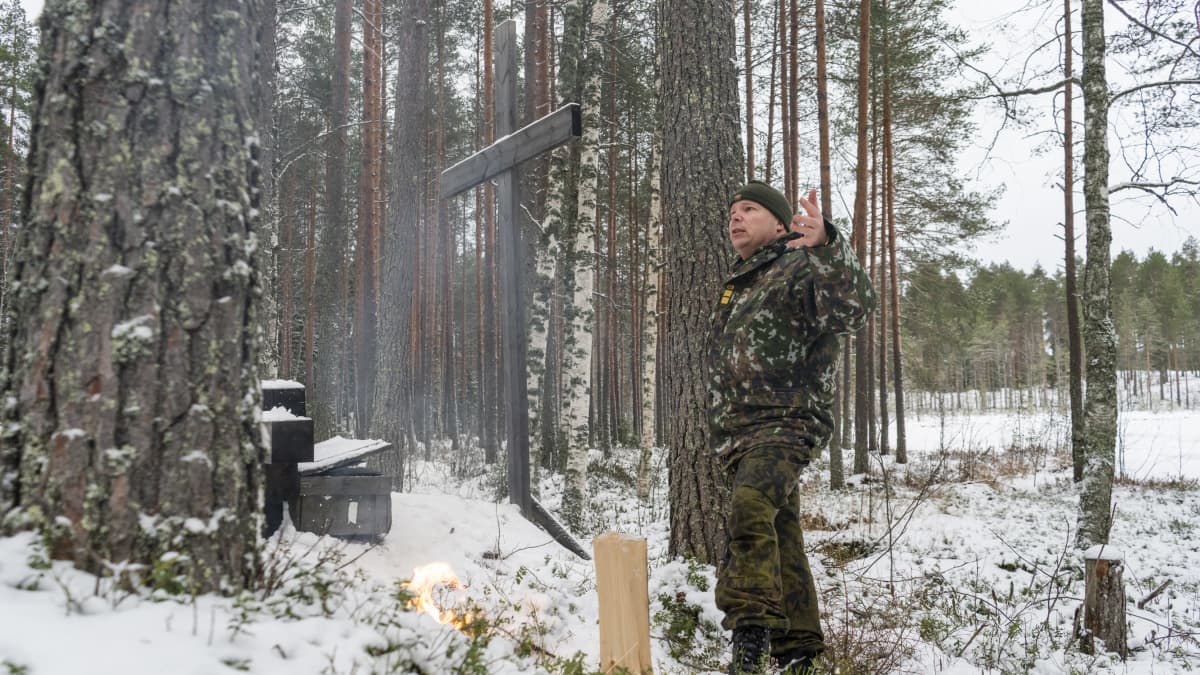Kenttärovasti Penna Parviainen nuotion ääressä Kainuun prikaatin kenttäkirkolla.