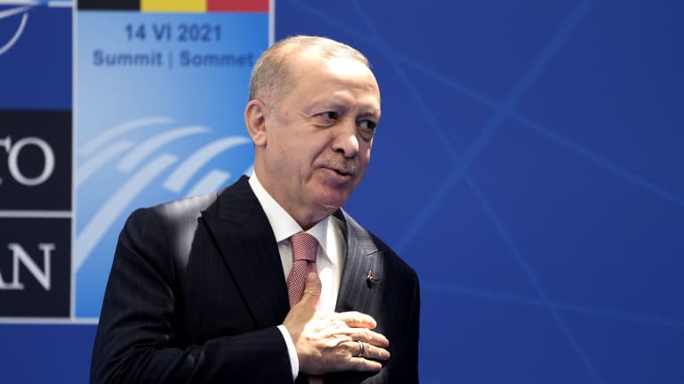 Presidentti Erdoğan saapumassa Naton huippukokoukseen viime vuoden kesäkuussa Brysselissä.
