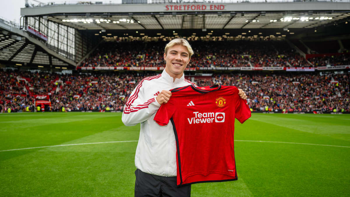 Rasmus Höjlund siirtyi Manchester Unitediin.
