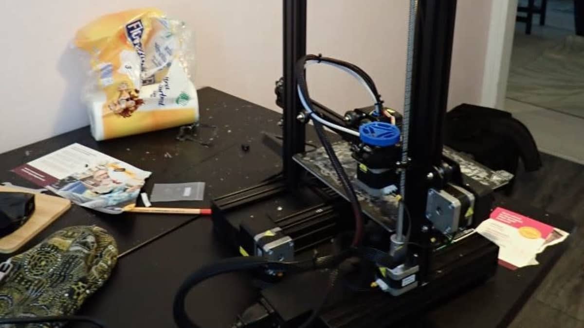 3D-tulostin sotkuisella pöydällä