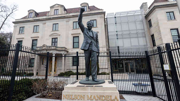 Nelson Mandelan patsas seisoo Etelä-Afrikan Washingtonin-lähetystön edustalla.
