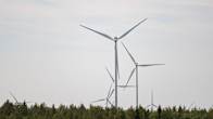 Tuuliturbiineja. Solarigo Systems Oy:n aurinkopuisto Kalajoella Pohjois-Pohjanmaalla.