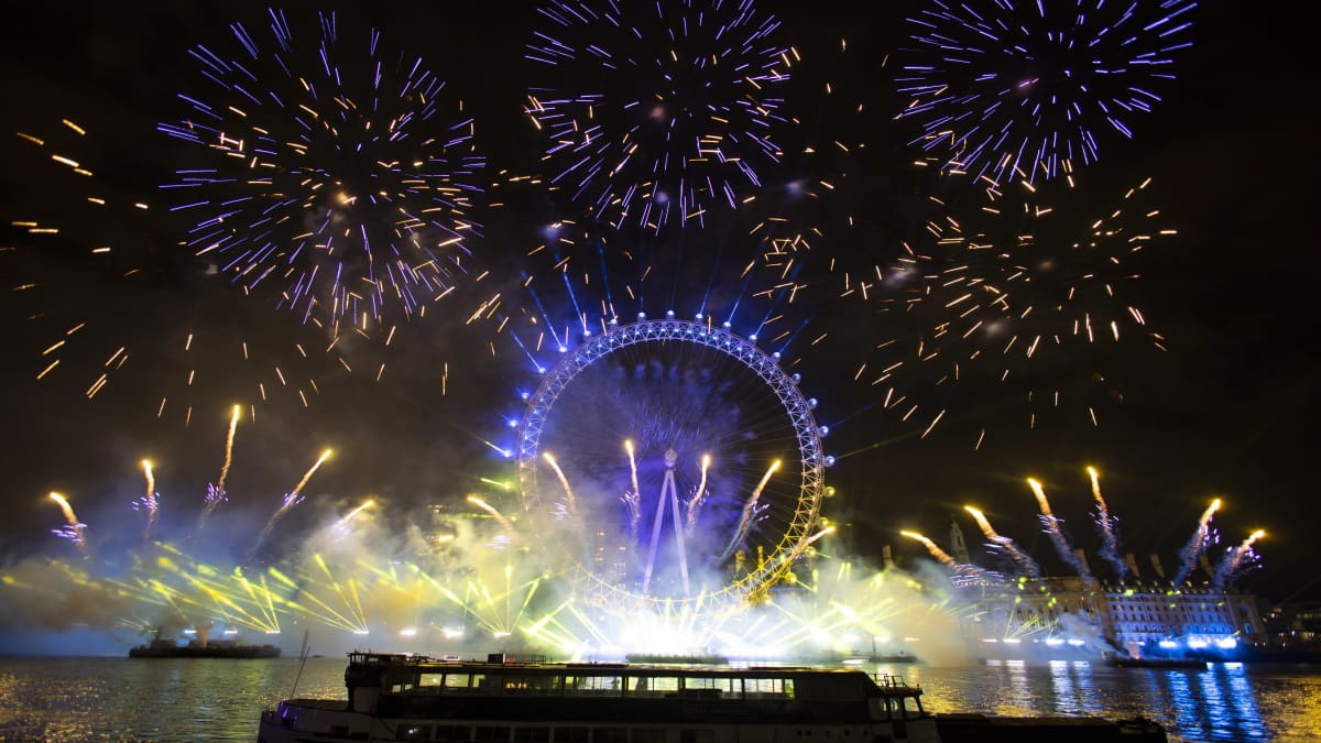 Fyrverkerier i Ukrainas färger i London under nyåret 2023.