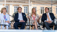 Rkp:n edustajia kesustelemaassa lavalla, mm. ministeri Sandra Bergqvist ja Anna-Maja Henriksson.