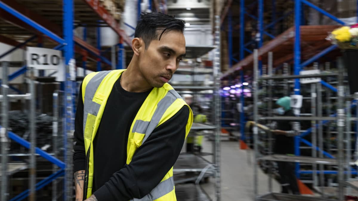 Henkilökuva - Juliana I Nengah työnsä äärellä LTP Logisticin varastolla