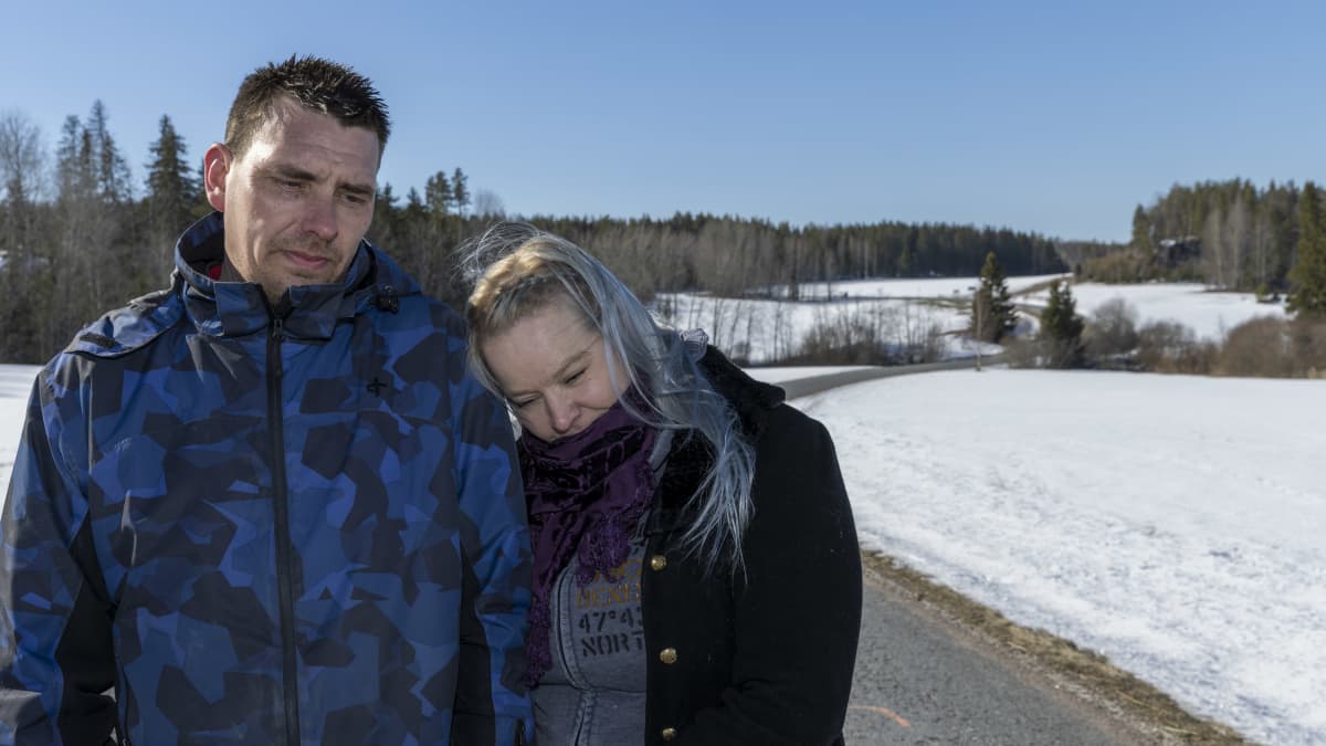 Julius Pessin kuolemaan johtanut kolaripaikka Mallusjoentiellä. Kuvassa Pekka Lehto ja Liisa Pessi.