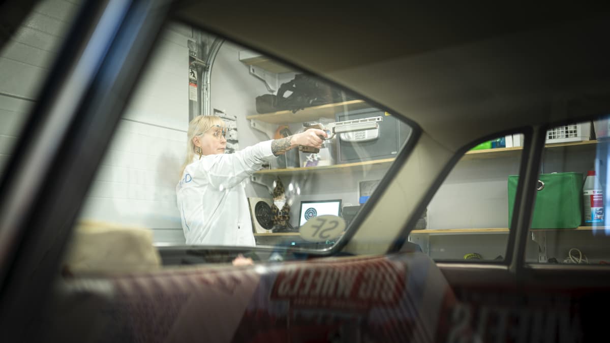 Jenni Rytkönen harjoittelee ampumista autotallissa.