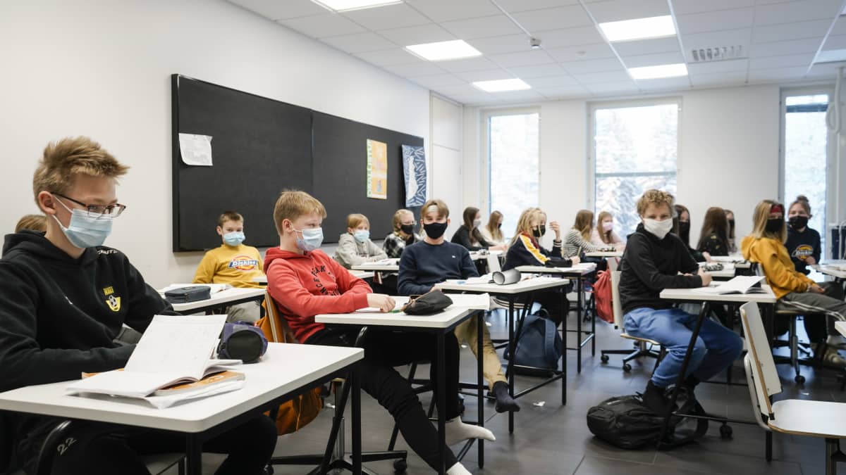 9-luokkalaisia maskeissa tunnilla