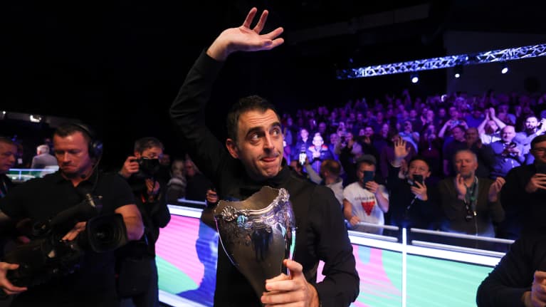 O'Sullivan poistumassa sunnuntaina areenalta käsissään UK Championshipin voittopokaali, johon hän sai nimensä ensi kerran jo 30 vuotta sitten.