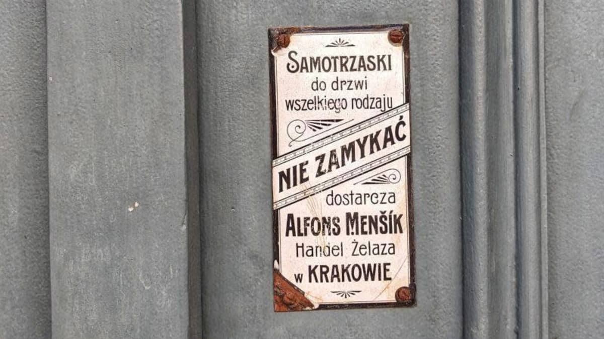 Vanha "älä avaa ovea"-kyltti Krakovassa
