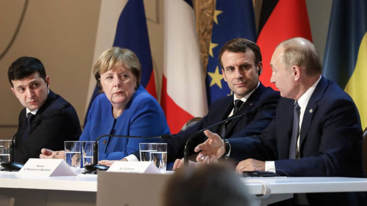 Ukrainan presidentti Volodymyr Zelensky, Saksan liittokansleri Angela Merkel, Ranskan presidentti Emmanuel Macron ja Venäjän presidentti Vladimir Putin pitävät yhteisen tiedotustilaisuuden Normandian neljän johtajan tapaamisen jälkeen Elyseen palatsissa Pariisissa, Ranskassa 9. joulukuuta 2019.