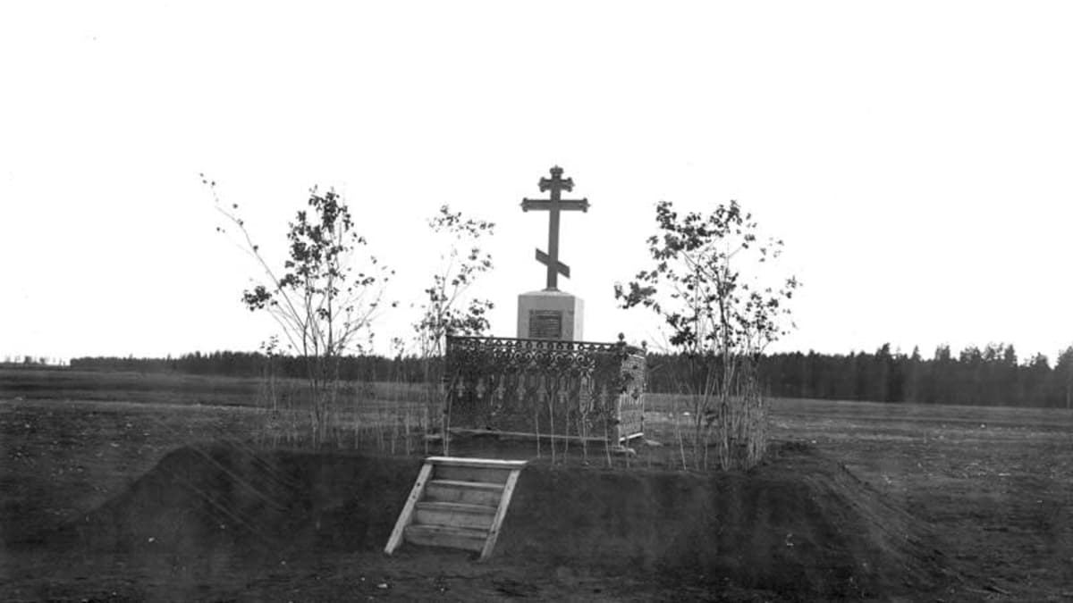 Ensimmäisen leirikirkon muistokivi pystytettiin puretun kirkon paikalle