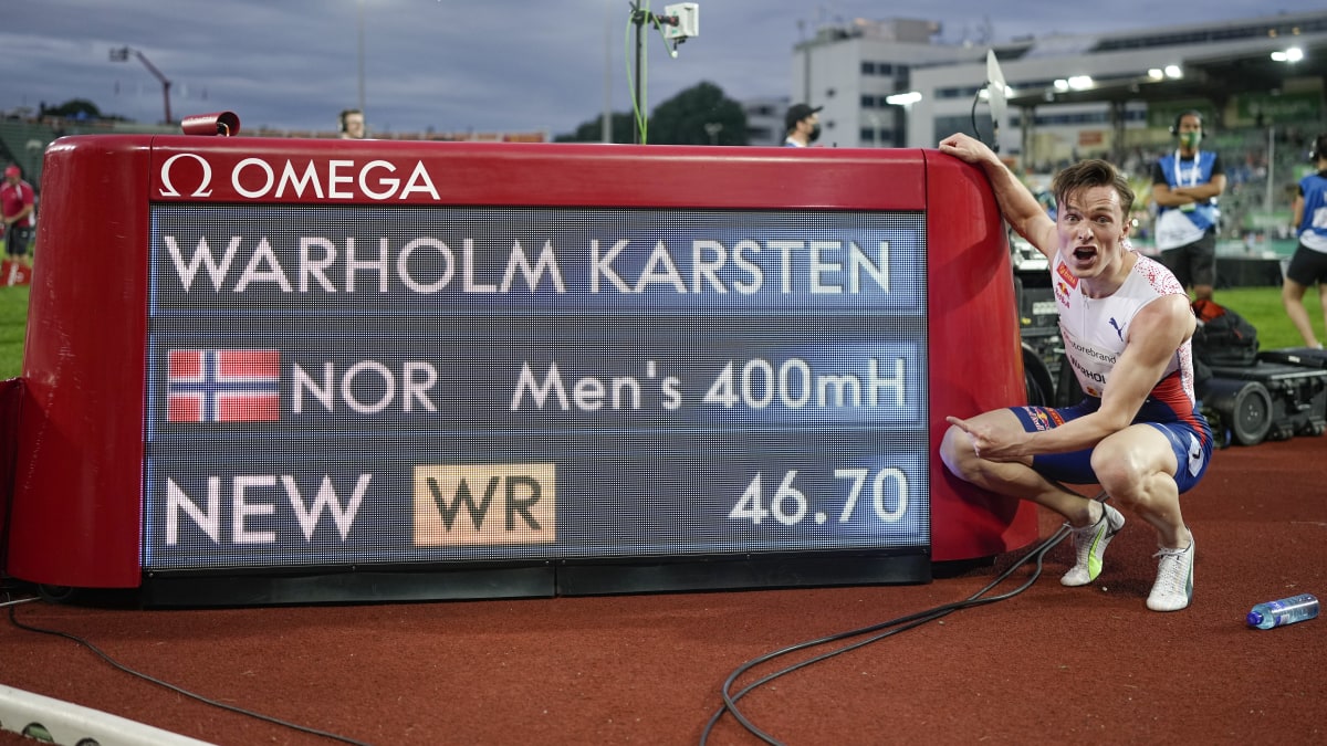 Karsten Warholm poseerasi tulostaulun edessä rikottuaan Kevin Youngin lähes 29 vuotta vanhan ME:n.